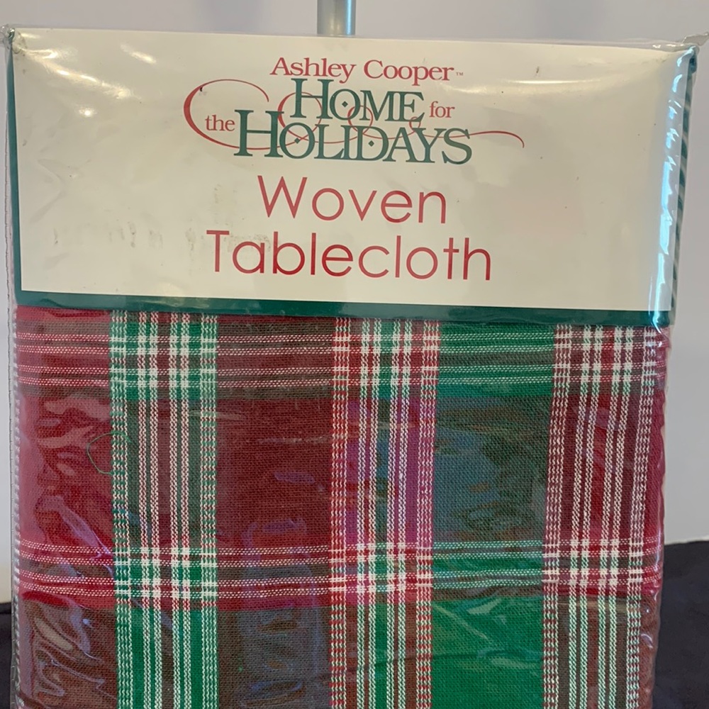 Christmas tablecloth Ashley Cooper 100% cotton woven 60” x 102” Wellington plaid